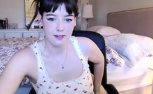 Brunette solo masturbation on webcam