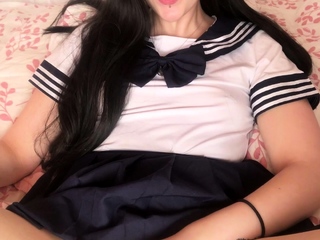 beautiful brunette toys her pussy on webcam