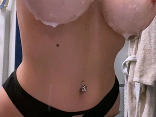 Babe With Big Boobs Masturbates